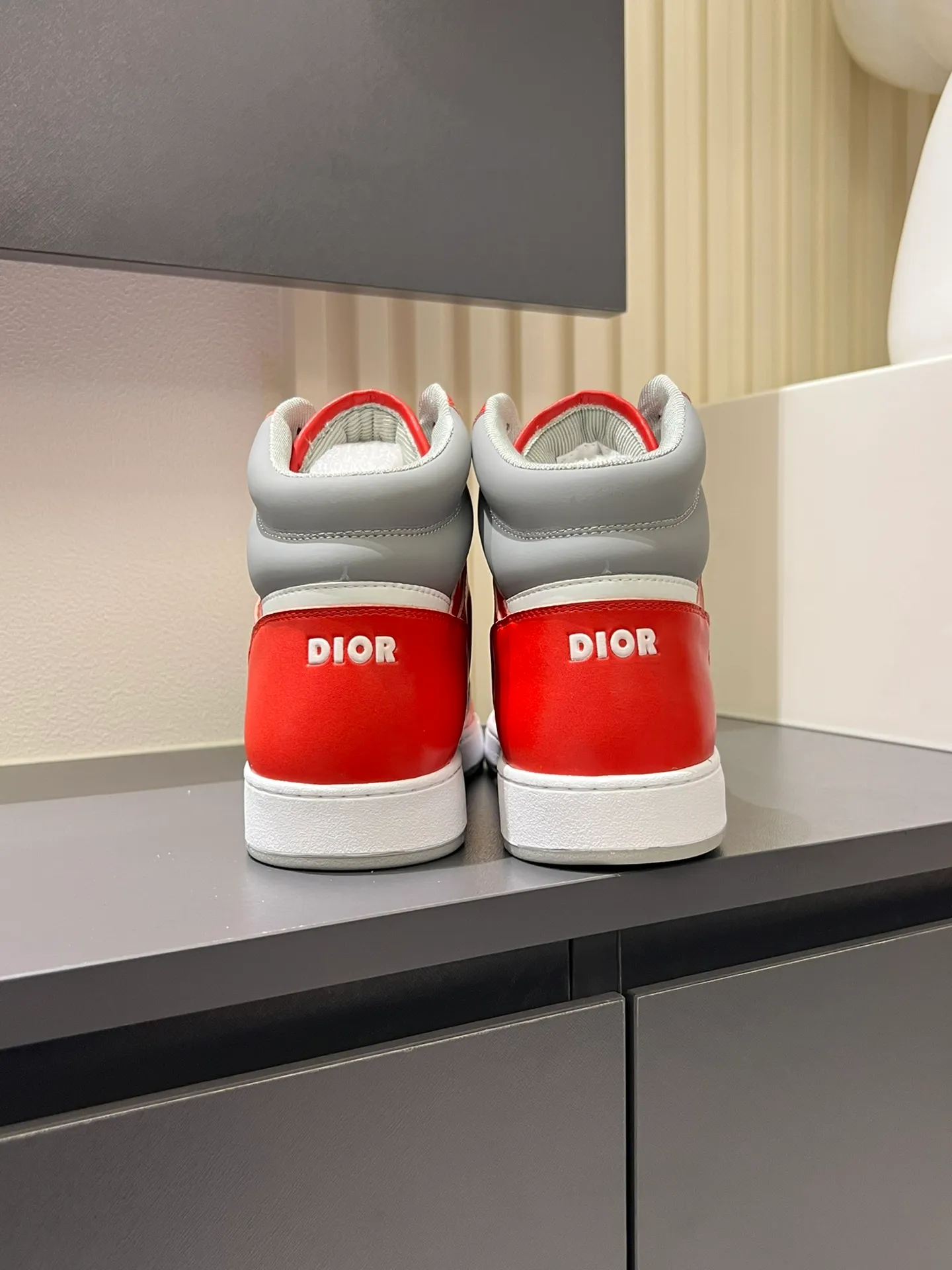 Men's shoes 💰p460 "Dio*" mid-top B27 casual sneakers. This B27 high-top sneaker is a new product in the series and continues Di*r's classic style. Crafted from gray and white smooth calf leather with beige and black Oblique print panels on the sides. The "CD Icon" shaped shoelace eyelets are clever and delicate, and the two-color rubber sole, rear collar and heel are all equipped with the brand's iconic details to enhance the style. Oblique printed straps at the ankle allow for an adjustable fit to complement the overall design. Fashionable and versatile, it can complement any look. Create an exquisite design with unique dynamic vitality and modern atmosphere, presented in low-top and high-top styles. This new must-have shoe adds a new dimension to Dior's archive heritage, embodying modern elegance. Purchase the original version and make it 1:1. If you need top quality, please come to me! Male 38-44!